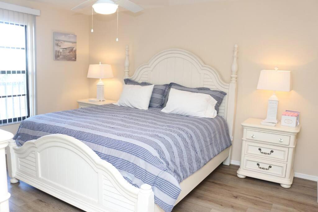 Park Shore Beautiful Floor 2bed 2bath * Naples