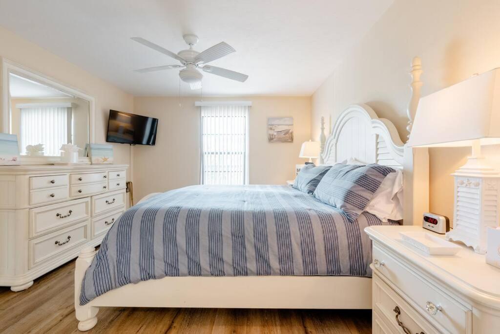Park Shore Beautiful Floor 2bed 2bath Naples